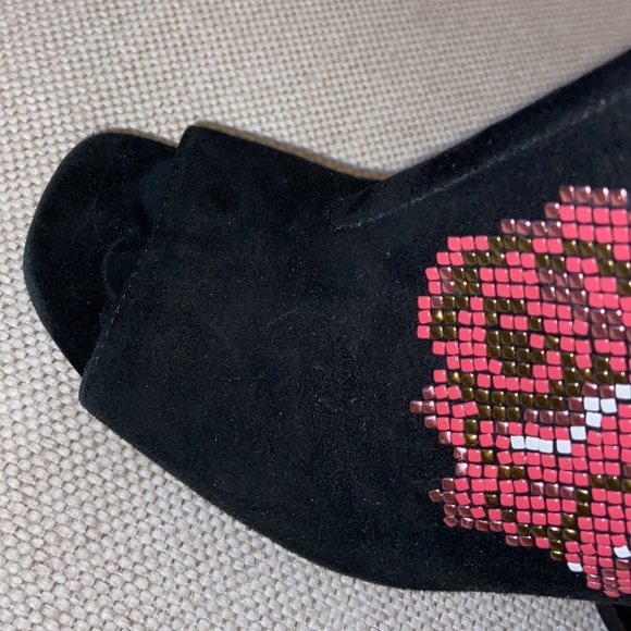 Stunning Donald Pliner suede boots with embroidered flowers - Picture 3 of 5